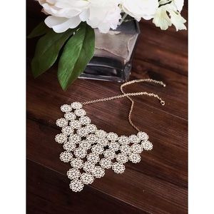 **𝐒𝐎𝐋𝐃** Layered statement necklace